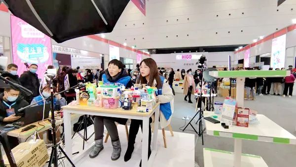 令人毛骨悚然的同居 产品图片