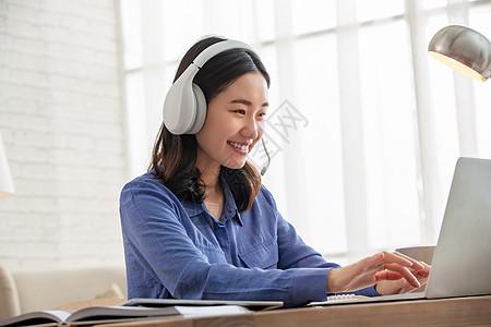 你口袋里有把枪吗？